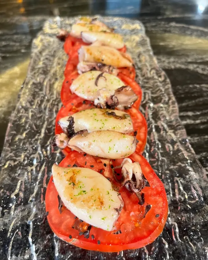 Calamar sobre tomate