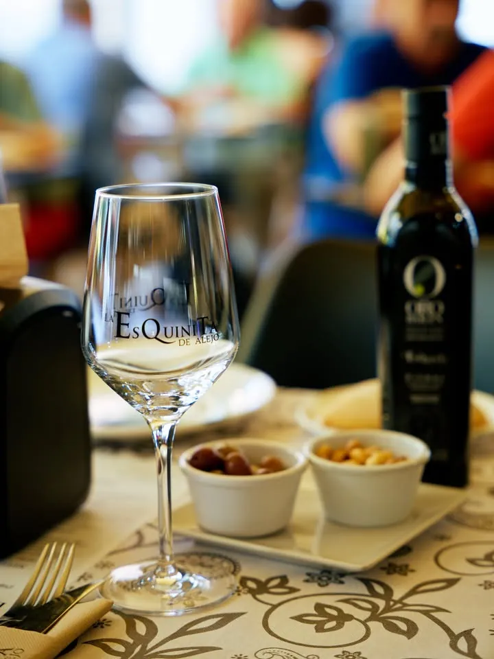 Copa de vino en una mesa de La Esquinita