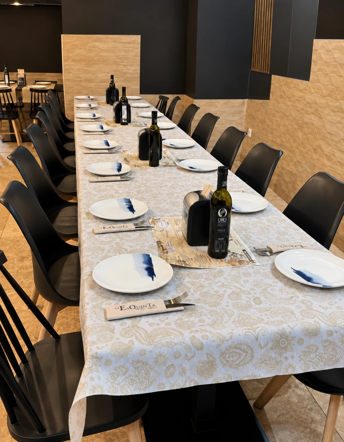 Mesa larga montada para un grupo