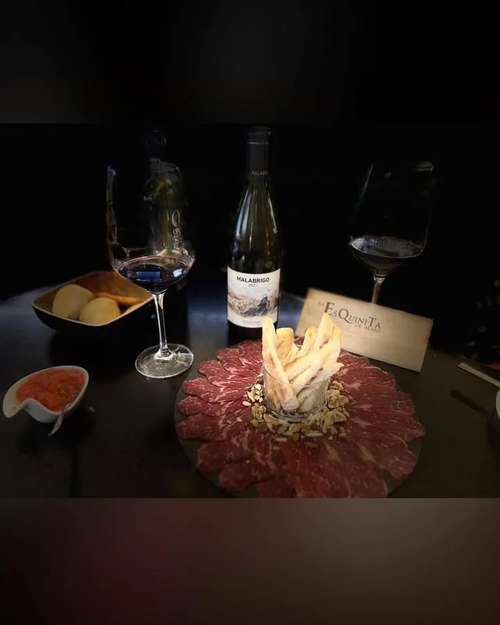 Mesa con vino y vela
