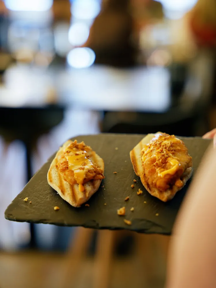 Tapas de hojaldre servidas en pizarra