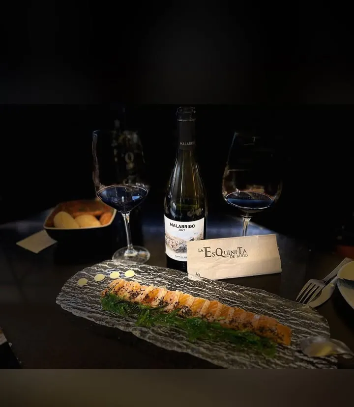 Botella y copas en la mesa